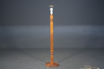 Stander- / gulvlampe, fyrretræ, 1900-tallets 2. halvdel