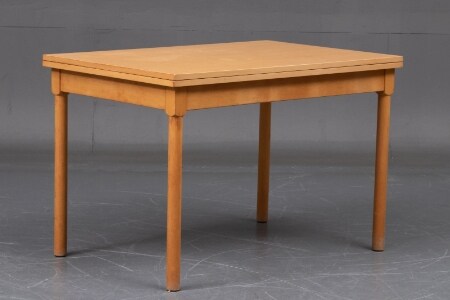 Fritz Hansen/ Børge Mogensen/ Model 4500 Børge Mogensen spillebord/sofabord af bøg model 4500 | Lauritz.com