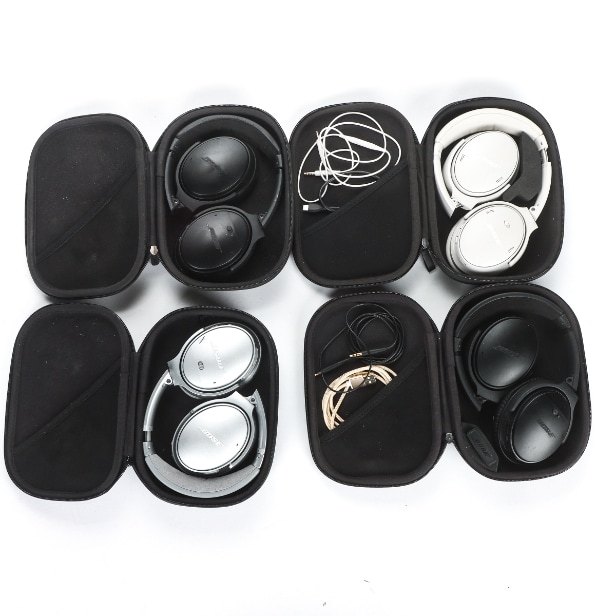 Four pairs of Bose headphones (4)