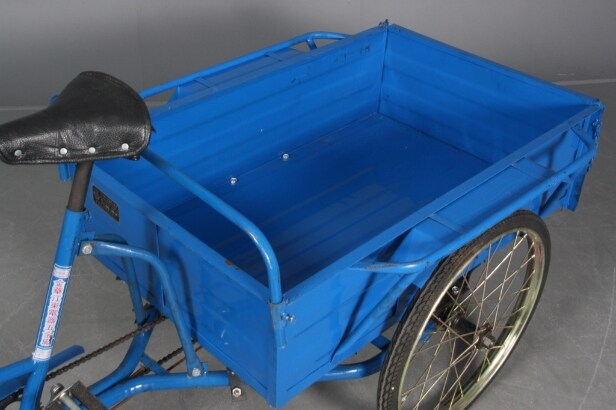 Budcykel med lad.