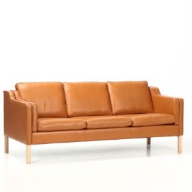 Stouby Furniture. Tre-personers fritstående sofa, model Eva, cognacfarvet Firenze læder