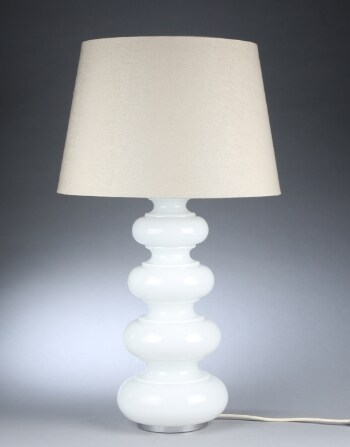 Kaiser Leuchten, Tyskland. Bordlampe af hvidt glas, 1960-70erne