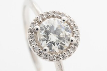 Halo ring med brillanter, 18 kt. hvidguld