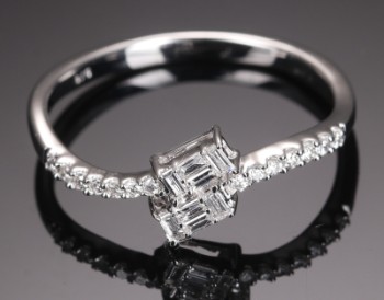 Diamonds by Frisenholm. Diamantring af 9 kt. hvidguld.