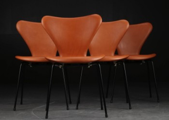Arne Jacobsen. Fire syverstole model 3107, cognacfarvet anilinlæder (4)