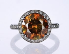 Diamantring med større Brownish Yellowish Orange diamant på 5.17 ct., i alt 5.59 ct.