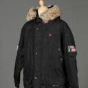 Geographical Norway. Jakke i sort med hætte ref. ALASKA Denne vare er sat til omsalg under nyt varenummer 2476477