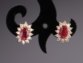 Sixtus Thomsen & Son. A pair of 14 kt ruby ??and diamond rose earrings. gold (2)