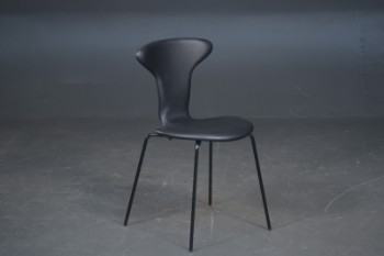 Arne Jacobsen, Munkegaardsstole, sort læder