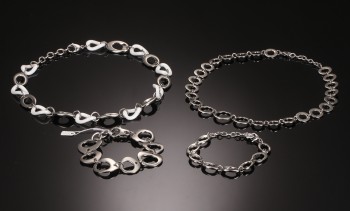 To halskæder samt to armlænker af stål (4)