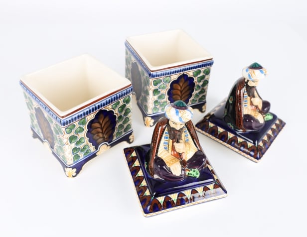 Hans Christian Joachim (1870-1943) for Aluminia. Et par tobaksdåser af fajance. (2)