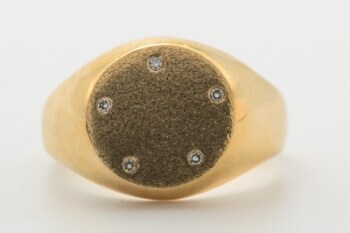 Signetring med diamanter på ca. 0.035 ct. 14 kt. guld, str. 54