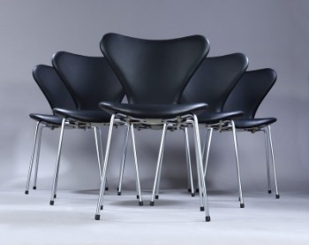 Arne Jacobsen. Et sæt på seks stole Syveren, model 3107, sort læder. Ny siddehøjde 46,5 cm. (6)