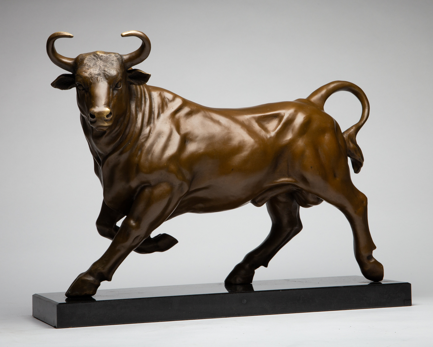 Milo Figur Skulptur Stier Bronze Marmor Barnebys