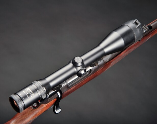 Jagtriffel Sauer 202 Classic kal. 9,3x62 med Zeiss Diavari 2,5x10-48 m/skinne og sigte 4 samt ekstra 5 skuds magasin.