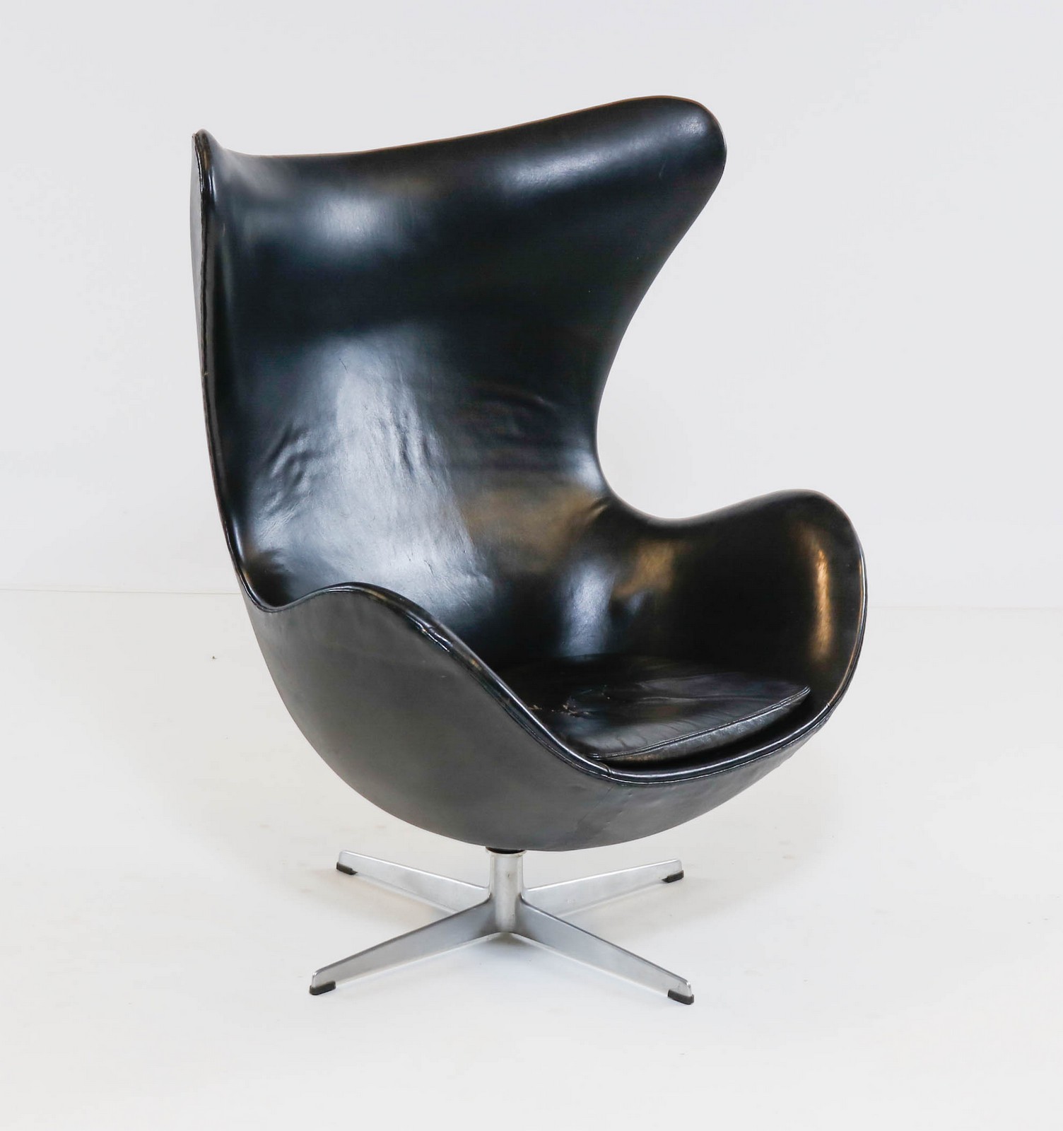 Arne Jacobsen. Lounge chair 'The Egg', model 3316 | Lauritz.com