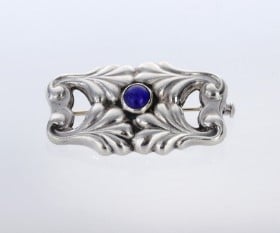 Georg Jensen. Broche af sterlingsølv prydet med lapis lazuli, dessin 88