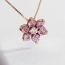 Lille blomstervedhæng i rødguld med pink safirer og diamant, i kæde af 18 kt. guld (2)