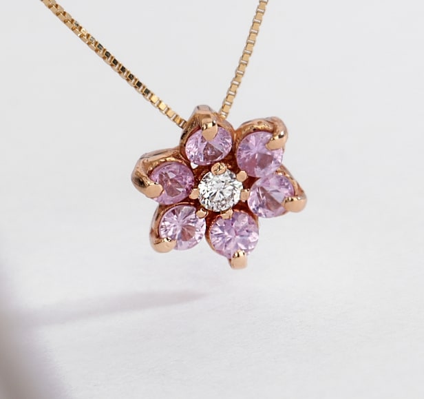 Lille blomstervedhæng i rødguld med pink safirer og diamant, i kæde af 18 kt. guld (2)