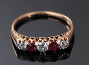 Vintage ring af 14 kt. guld med rubiner og diamanter