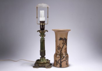 Bordlampe af patineret messig og Hjort vase af keramik (2)
