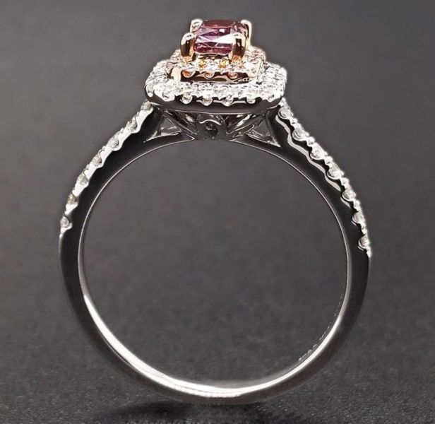 Diamond ring with red violet diamond of 14 kt. white gold, total approx. 0.58 ct.