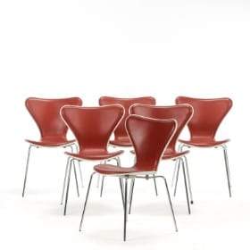 Arne Jacobsen. Seks 'syver' stole, model 3107 (6)