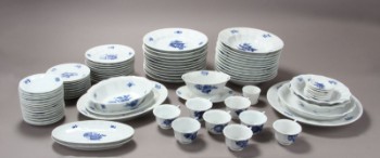 Royal Copenhagen. Blå Blomst service af porcelæn, kantet model. (86)