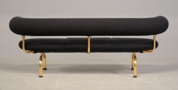 Johannes Foersom & Peter Hjort Lorenzen. Pipeline sofa sort med guld forkromning