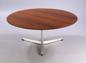 Arne Jacobsen. Circular coffee table with veneered rosewood top, Ø 110 cm