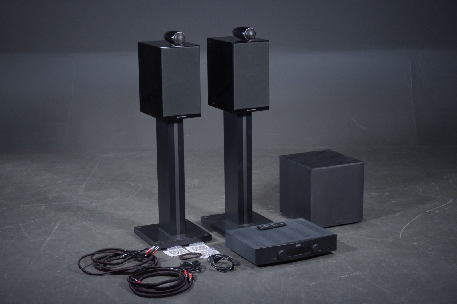 Bowers & Wilkins m.m. B&W 705 S2 højttalere, B&W ASW610, Hegel H90 amplifier + tilbehør