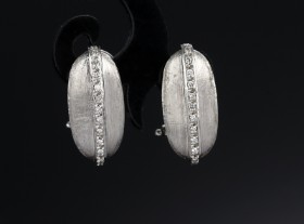 Nanny. A pair of Italian brilliant cut earrings in satin 18 kt. white gold, total 0.35 ct. (2)