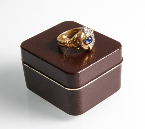 Guldring med safir og diamanter, ringstr. 55