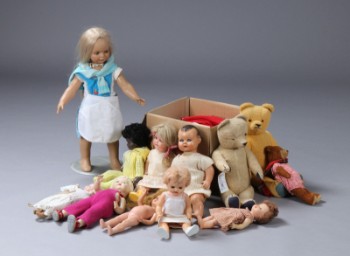 En samling dukker og bamser samt div. dukke- og babytøj