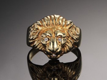 Retro herrering i 14 kt. guld i form af løvehoved med klare stene