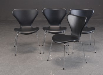 Arne Jacobsen. Fire Syveren stole med sort læder, model 3107, nybetrukkede (4)