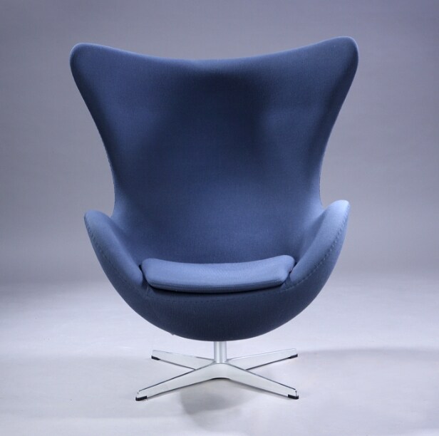 Arne Jacobsen. Ægget. Lænestol samt skammel, model 3316 og 3127 (2) Denne vare er sat til omsalg under nyt varenummer 5584754