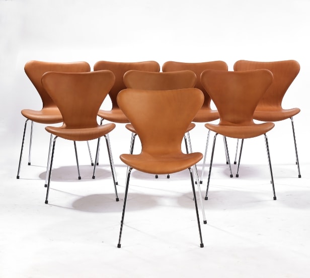 Arne Jacobsen. Et sæt på 8 stole 'Syveren', model 3107, Vacona cognac anilin læder (8)