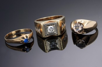 Jens Tage Hansen m.fl. Vintage diamantring af 14 kt. guld og hvidguld, ca. 0.55 ct. (H/VS) samt to vintage ringe med sten af 14 kt. guld (3)