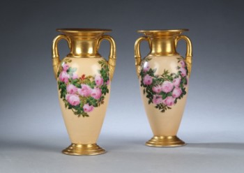 Royal Copenhagen / Kgl. P. Et par vaser, guldstafferede med rosenranker, 1800-tallet