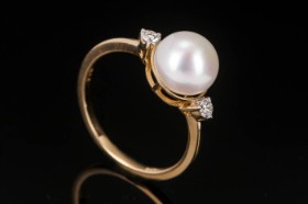 Diamonds By Frisenholm. Ring of 9 kt. gold with freshwater pearl and diamonds, size 54