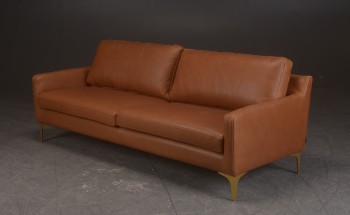 Tre-personers sofa model Astha betrukket med cognacfarvet læde