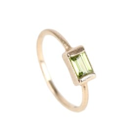 Heiring: 'Square' ring af 14 kt. guld med peridot. Ringstr. 57.