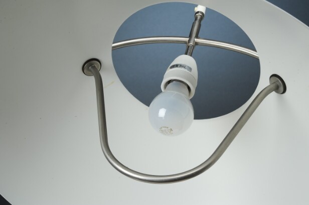 Hans J. Wegner. Pendel med hejs Hvidlakeret lampe med bøjler af børstet stål med hejs. 