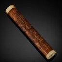 Cylindrisk etui af udskåret bambus med elfenbens montering, Kina 1700-1800 tallet