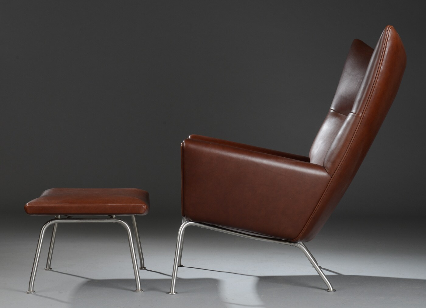 Hans J. Wegner. 'Wing Chair' lænestol model CH445 med fodskammel model