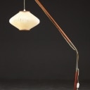 Svend Aage Holm Sørensen, tilskrevet. Standerlampe af teak og messing, 1950'erne