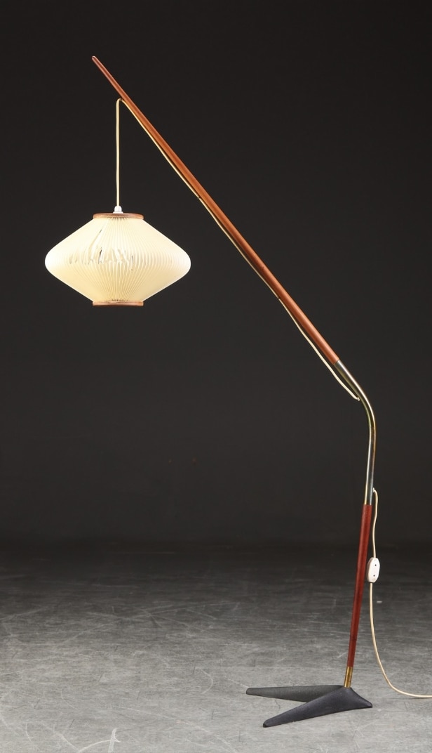Svend Aage Holm Sørensen, tilskrevet. Standerlampe af teak og messing, 1950'erne