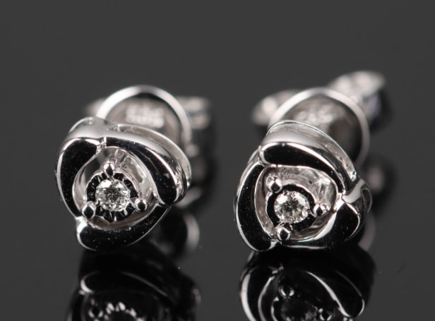 Diamonds by Frisenholm. A pair of diamond earrings of 9 kt. white gold. (2)