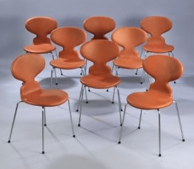 Arne Jacobsen. Et sæt på otte stole, 'Myren', model 3101, cognacfarvet anilinlæder. (8)